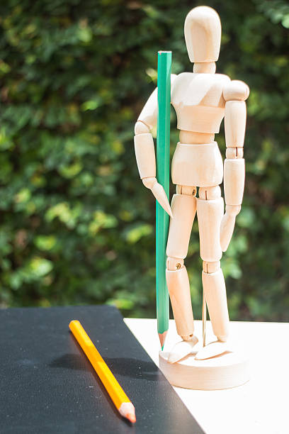 artista de madera s mannequin de pie con lápiz de color - mannequin book education doll fotografías e imágenes de stock