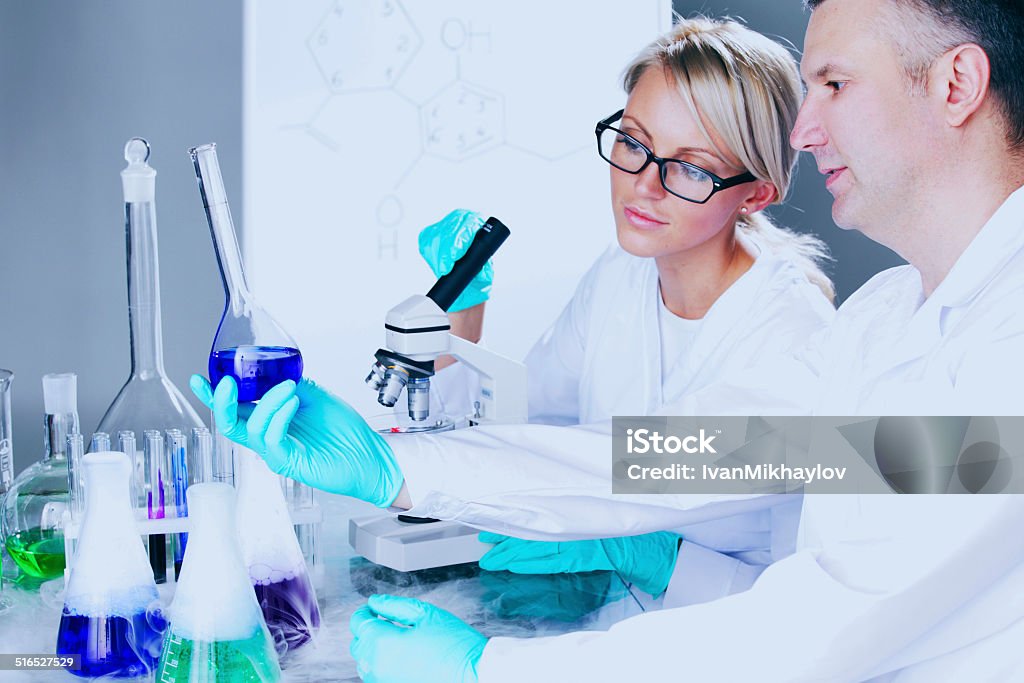 Wissenschaftler im chemischen Labor - Lizenzfrei Arbeiten Stock-Foto