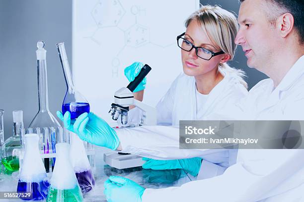Wissenschaftler Im Chemischen Labor Stockfoto und mehr Bilder von Arbeiten - Arbeiten, Arzt, Ausrüstung und Geräte