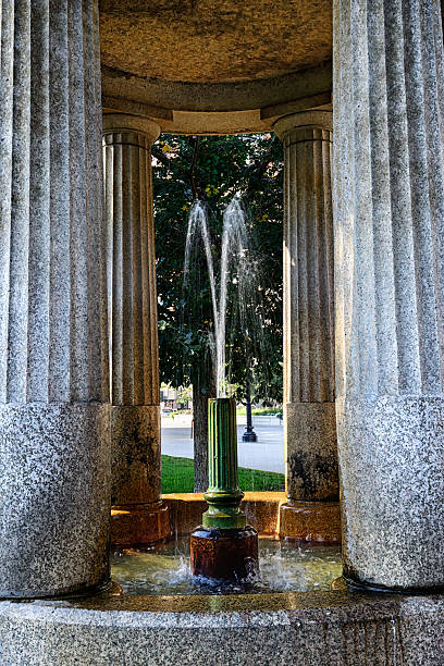 istock Rosenberg Fountain in Chicago 516527537
