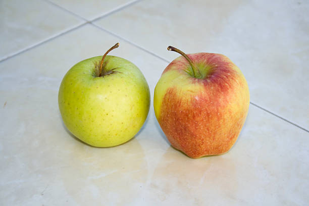 manzanas frescas en la naturaleza - diat fotografías e imágenes de stock