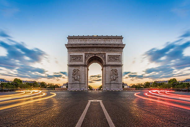 paris, champs-elysées à noite. - paris france arc de triomphe france french culture imagens e fotografias de stock