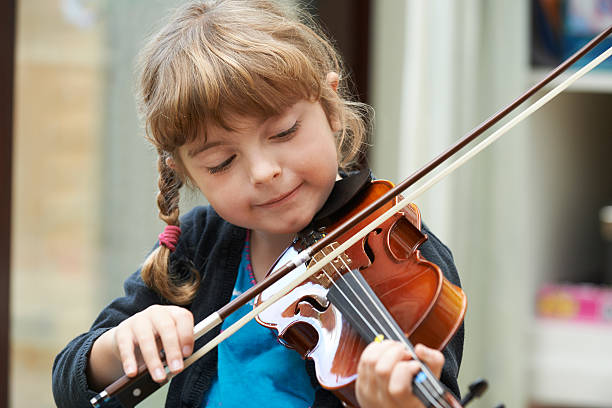 istock Young Girl Learning To Play Violin 516531181