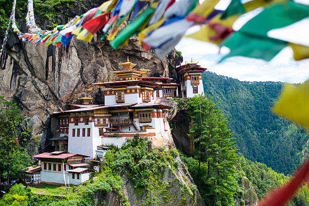 saito palphug kloster - bhutanese flag stock-fotos und bilder