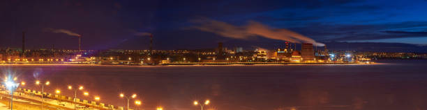 izhevsk del terraplén en la noche - izhevsk fotografías e imágenes de stock