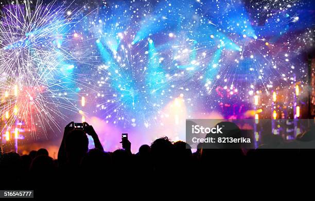 Publikum Feiern Sie Das Neue Jahr Mit Feuerwerk Stockfoto und mehr Bilder von 2015 - 2015, Aufregung, Beleuchtet