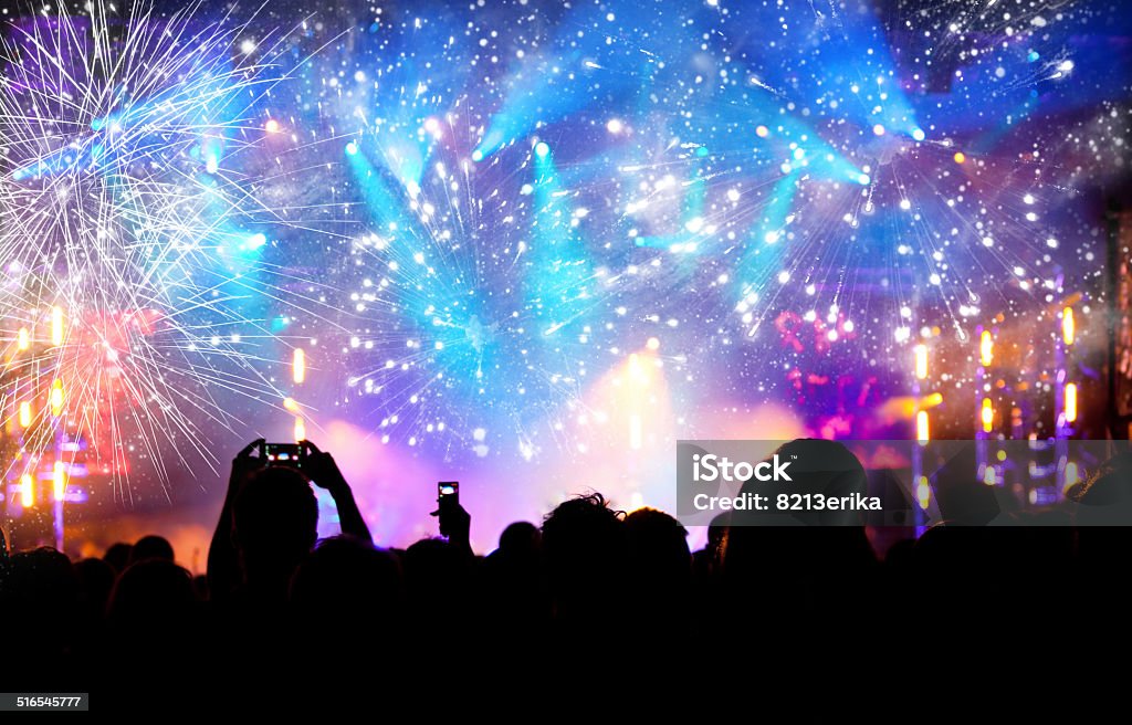 Multitud de celebrar el Año Nuevo con fuegos artificiales - Foto de stock de 2015 libre de derechos