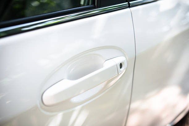 istock door handle of a white car 516548411