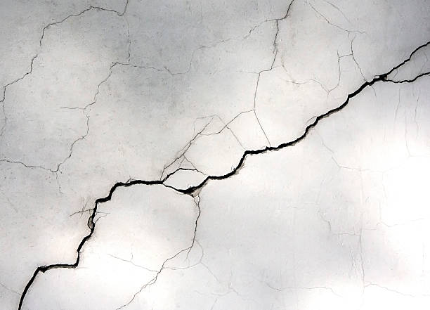 mur blanc avec fissures - broken stones photos et images de collection