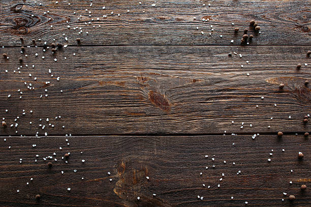 vacío de madera fondo con especias. vista superior - sal condimento fotografías e imágenes de stock