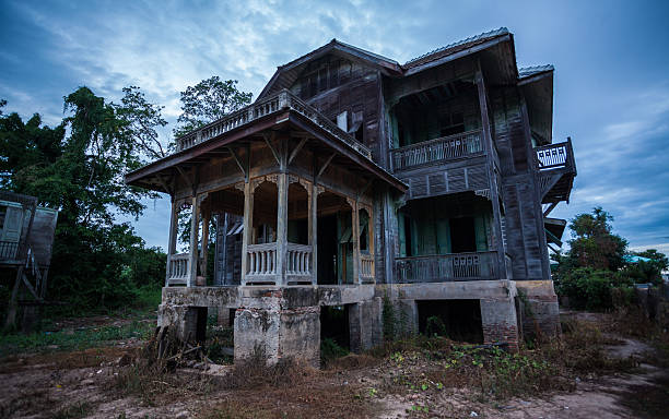 포기됨 늙음 하우스 - haunted house 뉴스 사진 이미지