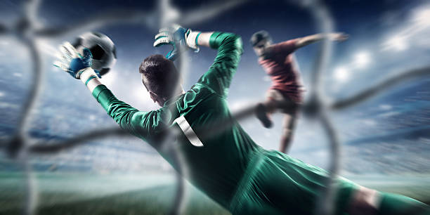 piłka nożna gry moment z goalkeeper - soccer stadium kicking goal zdjęcia i obrazy z banku zdjęć