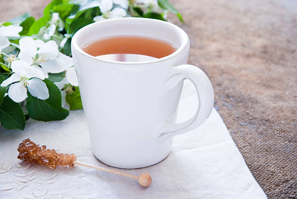 컵 녹차 및 꽃송이 - green tea jasmine tea chinese tea 뉴스 사진 이미지