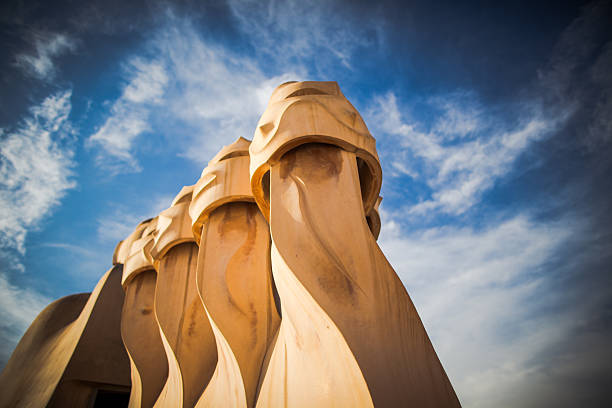 chaminés de casa milà - la pedrera imagens e fotografias de stock