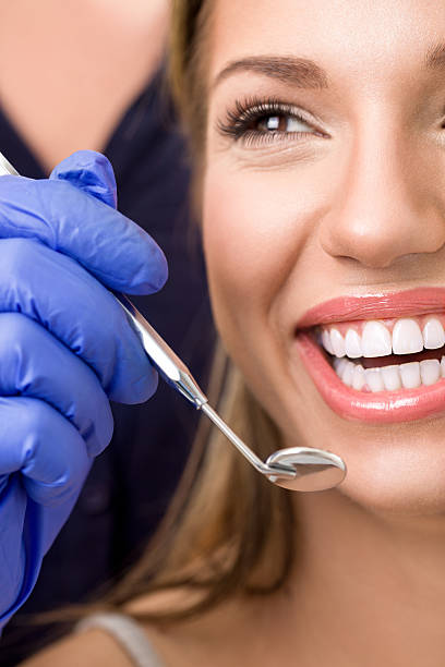 Kobieta na Dentysta Pielęgnacja jamy ustnej, – zdjęcie