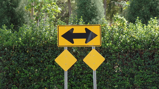 A sign with a double arrow pointing left and right