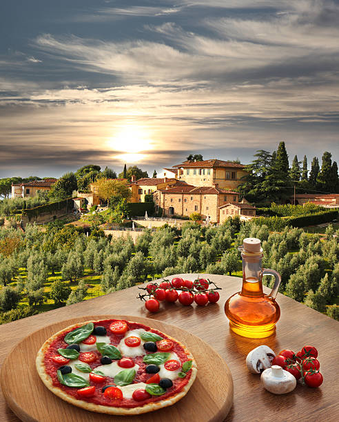 pizza italiana en contra de la villa toscana, italia - tuscany florence italy chianti region italy fotografías e imágenes de stock