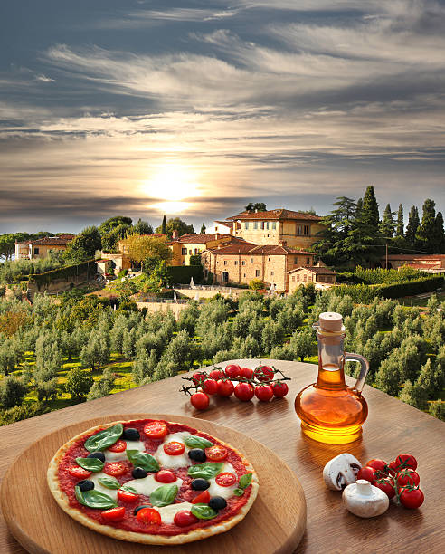 pizza italiana contra villa na toscana, itália - mozzarella cheese italy tomato imagens e fotografias de stock