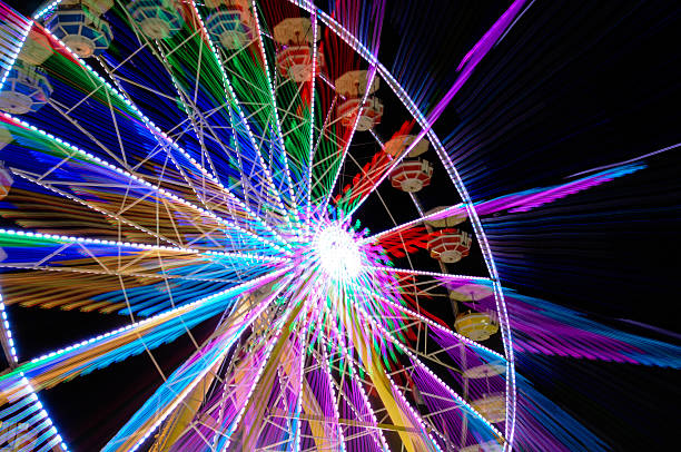 ferris wheel borroso - ferris wheel carnival amusement park wheel fotografías e imágenes de stock