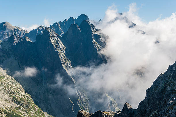 nuages sur les montagnes - dawn valley star morning photos et images de collection