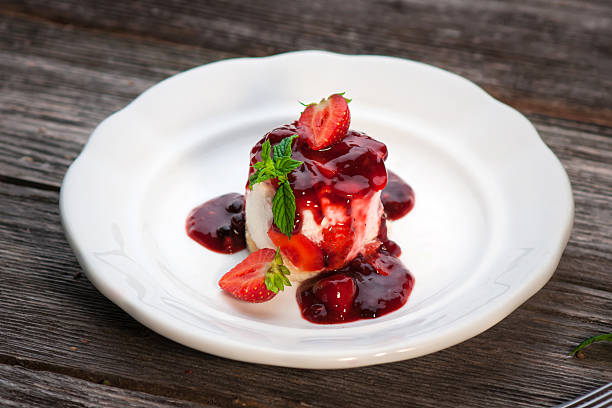 istock Slice of delicious strawberry cheese cake 516589297