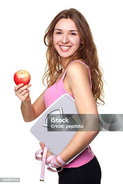 Junge Frau Hält Eine Waage Zu Essen Sie Einen Apfel Stockfoto und mehr Bilder von 20-24 Jahre