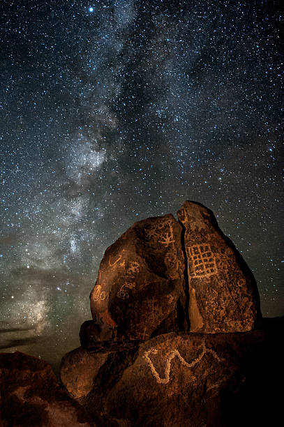 galáctico petroglyphs - lagoon nebula imagens e fotografias de stock