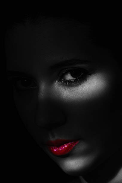 художественный портрет красоты молодая женщина с творческие освещение e - sexy lips стоковые фото и изображения