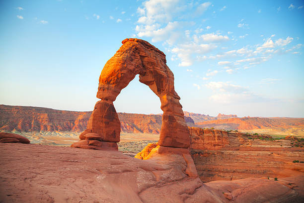 delicado arco no parque nacional arcos - arches national park desert scenics landscape - fotografias e filmes do acervo