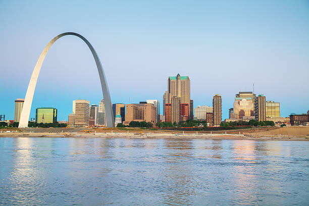 istock Downtown St Louis, MO with the Gateway Arch 516600658