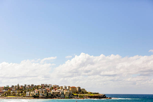 bela cidade costeira bondi, suburbano de sydney austrália, espaço para texto - sky sea town looking at view imagens e fotografias de stock