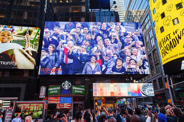 con pantalla grande en veces plaza, manhattan, ciudad de nueva york - times square fotografías e imágenes de stock