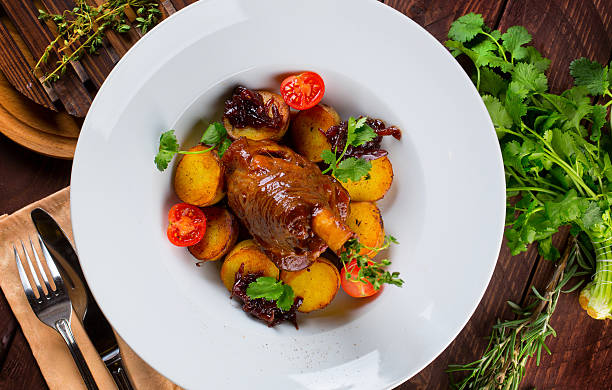 аппетитное утка - duck meat animal leg roasted prepared potato стоковые фото и изображения