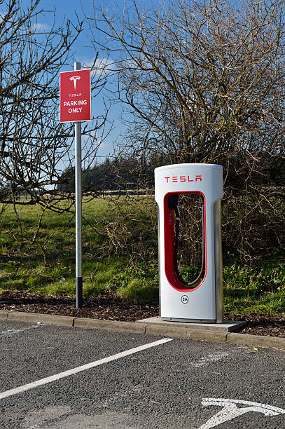 tesla carro elétrico supercharger em uma estação de serviço - lanarkshire imagens e fotografias de stock