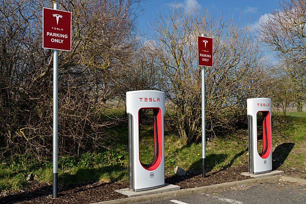 tesla carro elétrico supercharger em uma estação de serviço - lanarkshire imagens e fotografias de stock