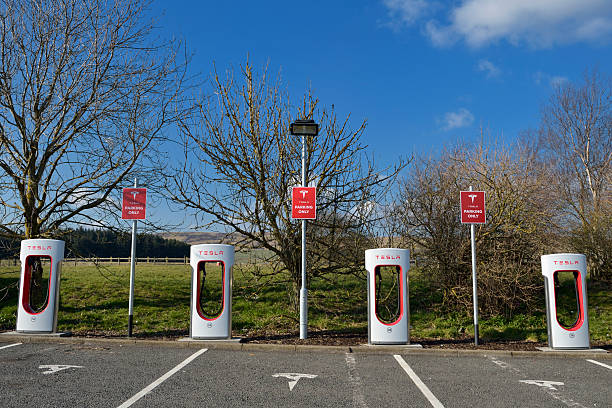 tesla carro elétrico supercharger em uma estação de serviço - lanarkshire imagens e fotografias de stock