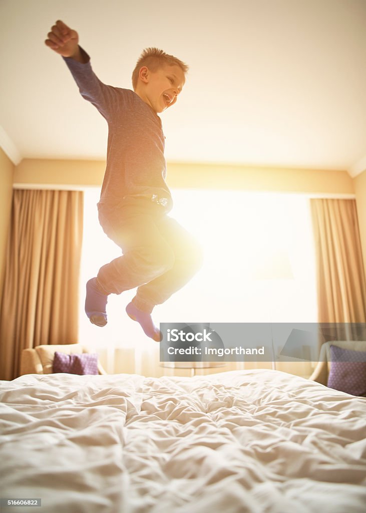 Foto de Garoto Pulando No Ar e mais fotos de stock de Criança - Criança,  Pular, Meninos - iStock