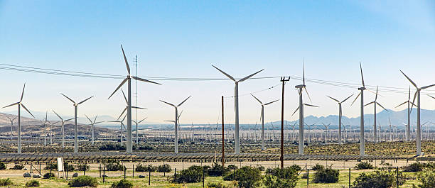 возобновляемые источники энергии ветра турбины создание возобновляемых источников энергии - solar panel wind turbine california technology стоковые фото и изображения
