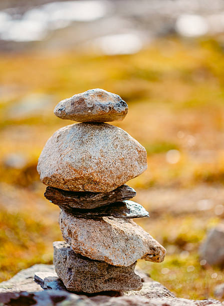 쌓다 바위 norwegian 산, 노르웨이 네이쳐향 - cairn stacking stone rock 뉴스 사진 이미지