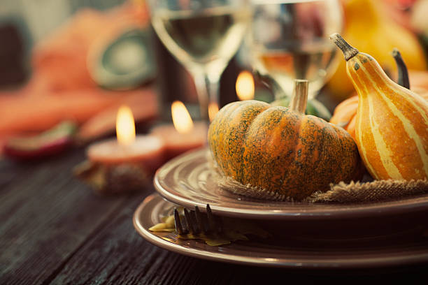 restaurante outono configuração - thanksgiving table setting autumn - fotografias e filmes do acervo