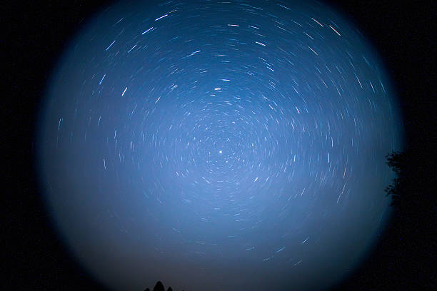 movimiento de las estrellas circular ojo pez lente a través de - star trail clear sky tranquil scene circle fotografías e imágenes de stock