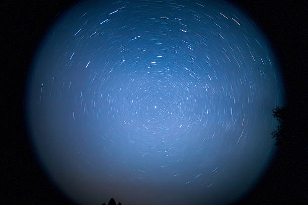 mouvement circulaire de étoiles par l'oeil de verre - fish eye lens lens wide angle lens photography themes photos et images de collection