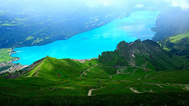 precipício ridge e lago na suíça 05 - brienz house switzerland european alps - fotografias e filmes do acervo