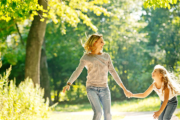 mãe e filha se divertindo ao ar livre - child dancing preschooler outdoors - fotografias e filmes do acervo