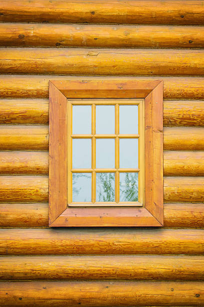 parete in legno con finestra - izba foto e immagini stock