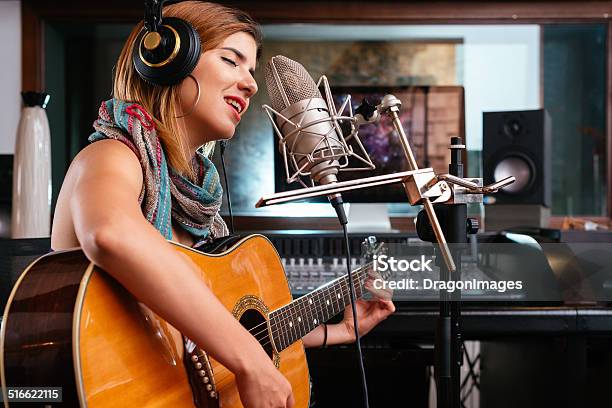 Youngsinger Stockfoto und mehr Bilder von Aufnahmestudio - Aufnahmestudio, Musiker, Gesangskunst