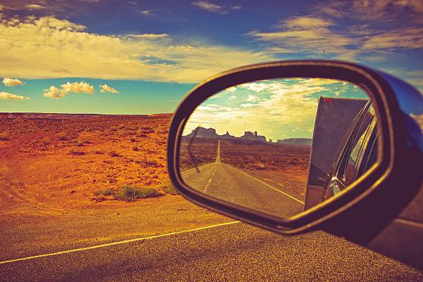 caravane voyage en arizona - regarder par dessus son épaule photos et images de collection