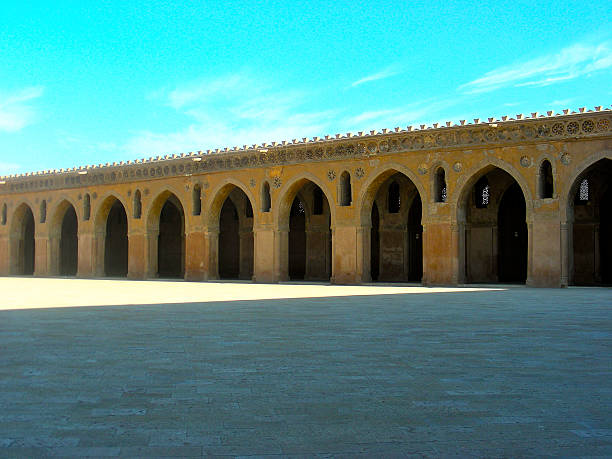 mesquita de ibn tulun - courtyard arch arabic style cairo - fotografias e filmes do acervo