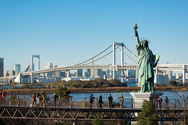 la statue de de la liberté et le arc en ciel bridge d " odaiba tokyo - réplique de la statue de la liberté odaiba photos et images de collection