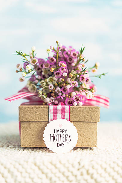 dia da mãe presente com mensagem e flores ramo - single flower bouquet flower holidays and celebrations imagens e fotografias de stock